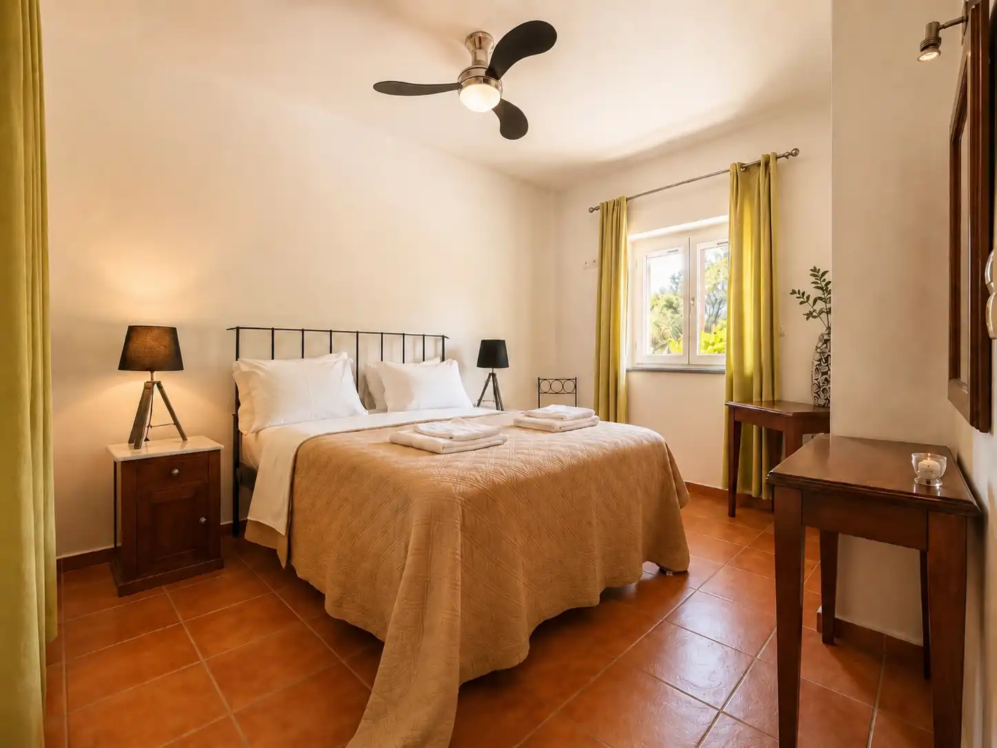 Lower Tower House with outdoor dining area and parking in Kardamyli